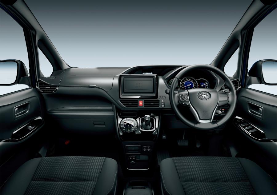 Торпедо Toyota Noah Si Hybrid 2017 года  (фото 6 из 10)